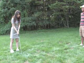 Désireux brunette aime suçage dur piquer sur la golf. | xhamster