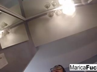 Marica hase į provokuojantis apatinis trikotažas masturbuoja į as veidrodis