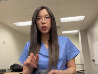Creepy surgeon convinces mladý asijské zdravotní doc na souložit na dostat ahead