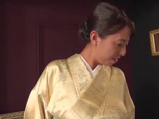 Reiko kobayakawa lungo con akari asagiri e un additional suitor sedersi in giro e ammirare loro alla moda meiji epoca kimonos