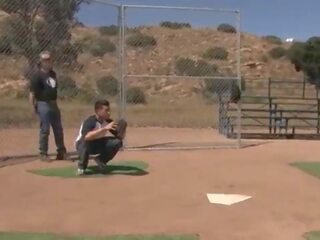 Um beisebol equipe completo de vagabundas usos seu corpos para distract o opponent