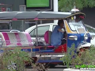Tuktukpatrol, adorable & feisty thaï pilé par blanc membre