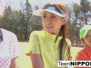 漂亮 亞洲人 青少年 女孩 玩 一 遊戲 的 條 高爾夫球: 高清晰度 色情 0e
