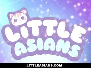 Littleasians - aziatisch gymnast uitgerekt uit door groot blank johnson
