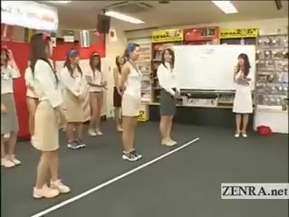 Japan employees spelen een spelletje met ballen en panty