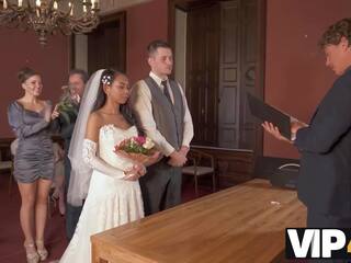 Vip4k. elbűvölő newlyweds ferde ellenáll és kap meghitt 10 min után esküvő