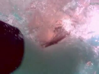 A nadar piscina sedutor jovem grávida beleza nikita vodorezova