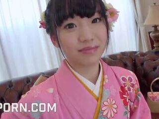 18yo japonesa joven dama vestido en kimono como glorious mamada y coño corrida interna sexo película clips