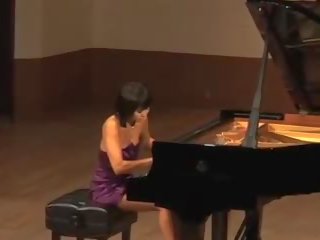 Plăcut asiatic doamnă joacă rus composer scriabin