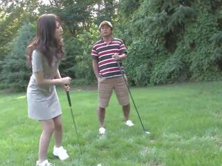 Ivrig brunette elsker suging hardt stikk på den golf. | xhamster