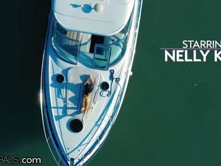 Nelly kent reet liefhebbend op een boot -21naturals