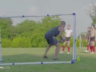 Ultrafilms legendary négy football lányok elcsábítás edző mert vetkőztetés játék & ad neki a legmelegebb orgia -ban övé élet