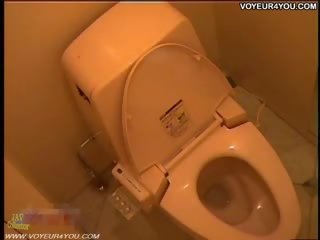 隱 cameras 在 該 damsel 廁所 室