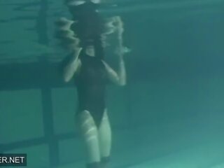 Ogolone brunetka mięczak irina polcharova nagi w the basen