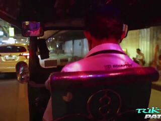Tuktukpatrol solbränna linje asiatiskapojke vill sperma alla över henne ansikte