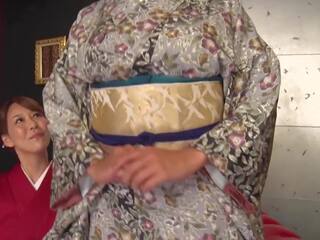 Reiko kobayakawa palei su akari asagiri ir an additional suitor sėdėti aplink ir grožėtis jų madingas meiji era kimonos