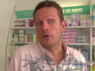 Френски pharmacist получава прецака в на дупе от а огромен вал