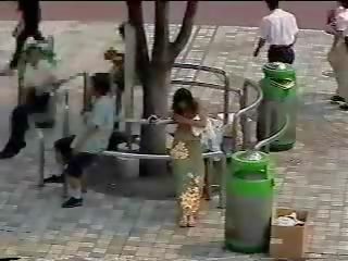 Schimbarea în the strada - japonez tineri doamnă în public în primul rând parte