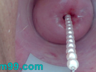 Cervix qirje duke luajtur inserting një japoneze vibrator.