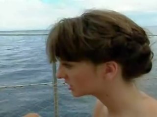 Pieptoasa lesbiană plăceri pe sailing iacht