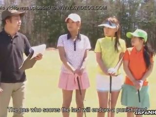 Asiatiskapojke golf eskortera blir körd på den ninth hål