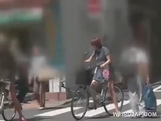 Dulce asiática chicas cabalgando la bike llegar coños todo mojada