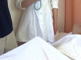 Warga asia perubatan lelaki mengongkek dua youths dalam yang hospital