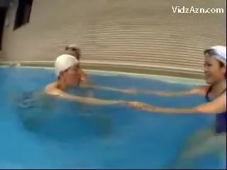 Štíhle youth v plávanie viečko získavanie bozk na život zobanie vták jerked podľa 3 holky výprask kundičky blízkosti the plávanie bazén