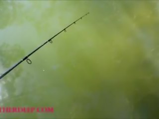 Smulkus azijietiškas tailandietiškas heather gilus eina fishing ir vaidina paslėpti