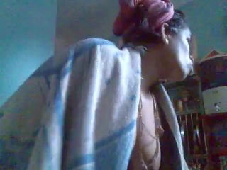 Indisk aunty bär saree 10 min efter bad