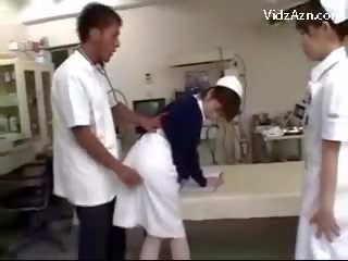 Perawat getting her burungpun rubbed by professor and 2 nurses at the surgery