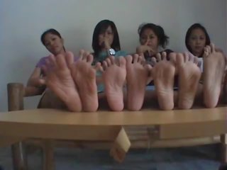 4 meninas grande dedo do pé a abrir-se