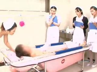 Szkolenie pielęgniarka demonstruje proper kąpiel technika