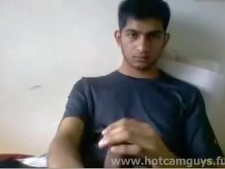 Super sievä intialainen youngster nykimistä pois päällä nokan