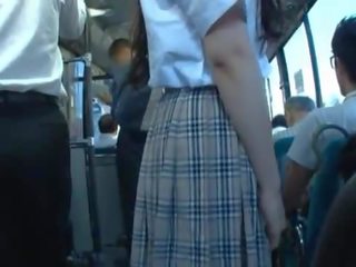 Fiică fursec are ei manşon atins cu degețel fastuos în the autobus