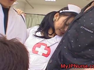 Aino kishi asiática enfermera expand su piernas
